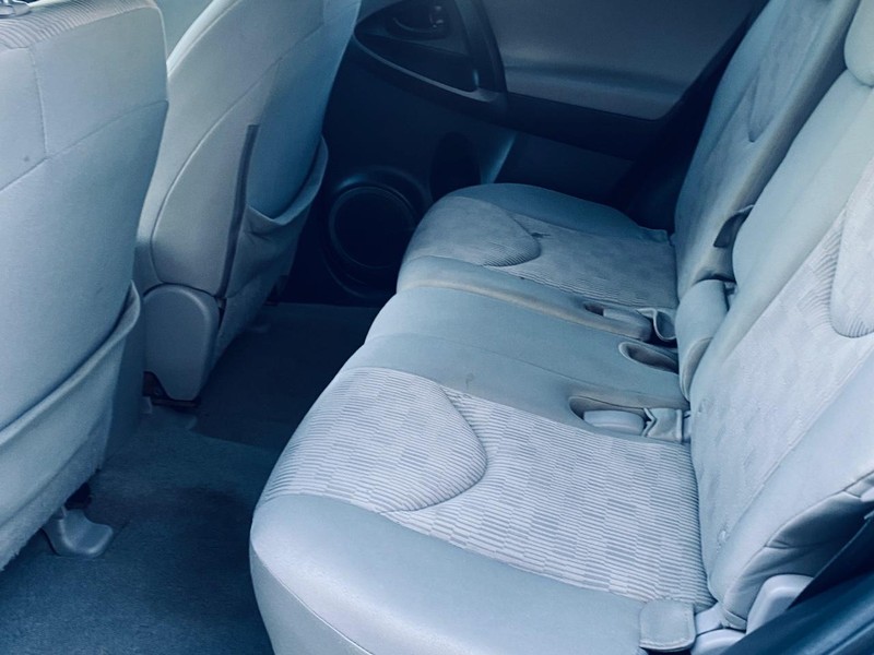 Toyota RAV4 Vehicle Full-screen Gallery Image 12
