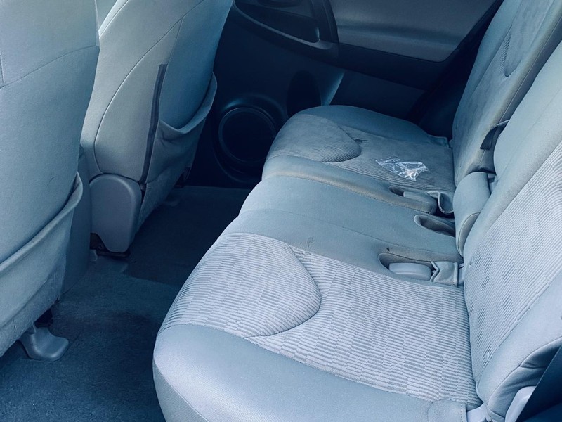 Toyota RAV4 Vehicle Full-screen Gallery Image 13