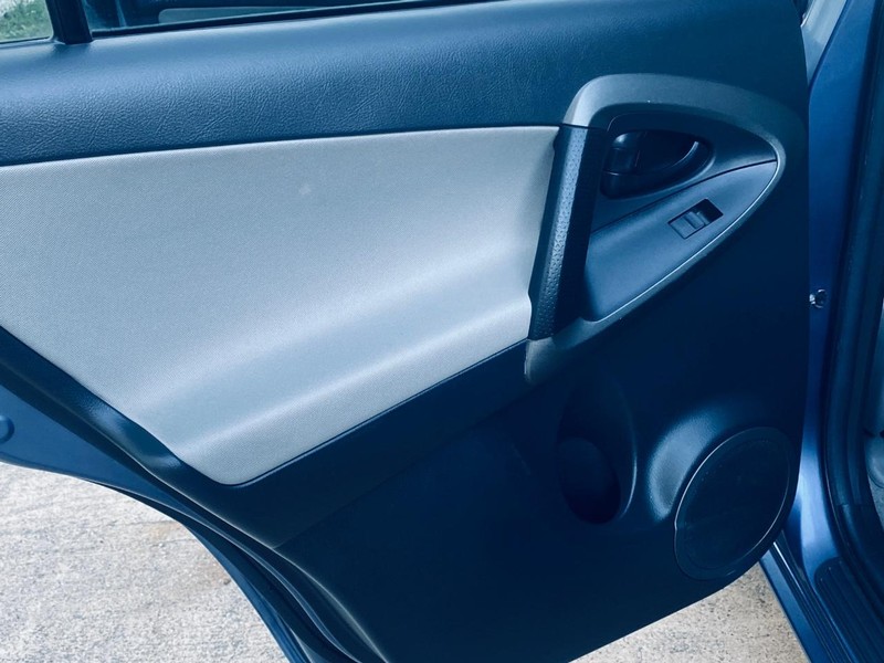 Toyota RAV4 Vehicle Full-screen Gallery Image 14