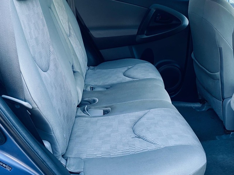 Toyota RAV4 Vehicle Full-screen Gallery Image 16