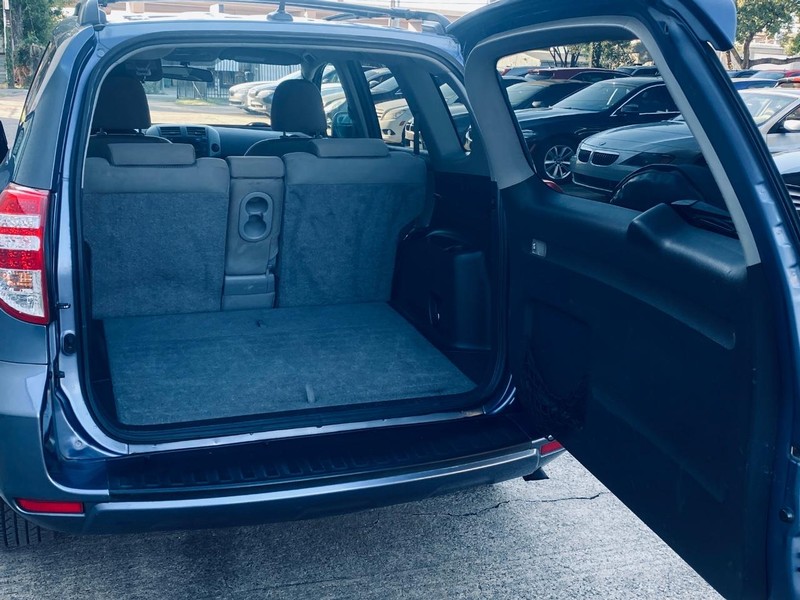 Toyota RAV4 Vehicle Full-screen Gallery Image 18