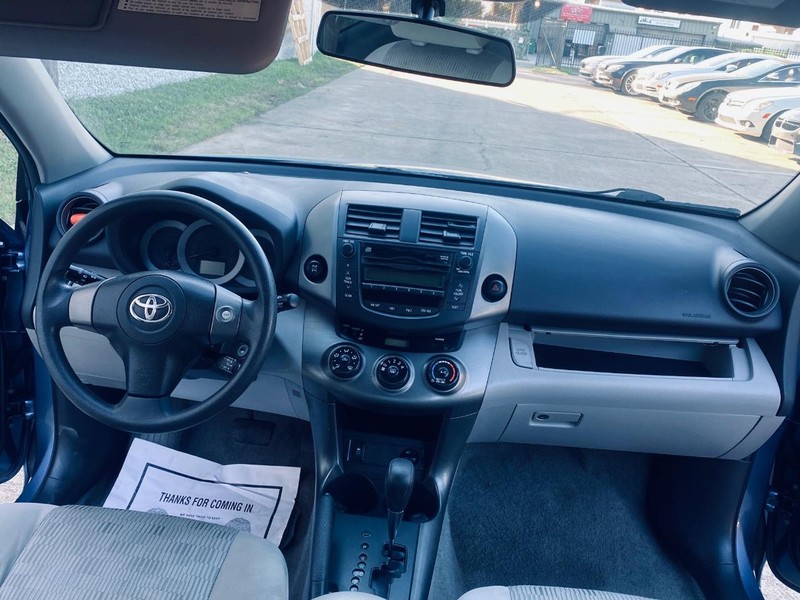 Toyota RAV4 Vehicle Full-screen Gallery Image 19