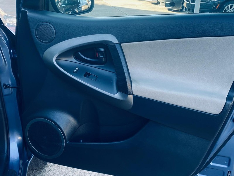 Toyota RAV4 Vehicle Full-screen Gallery Image 22