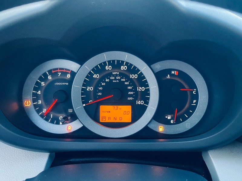 Toyota RAV4 Vehicle Full-screen Gallery Image 23