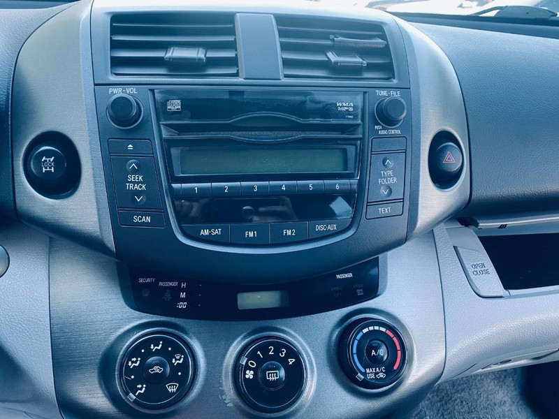 Toyota RAV4 Vehicle Full-screen Gallery Image 24