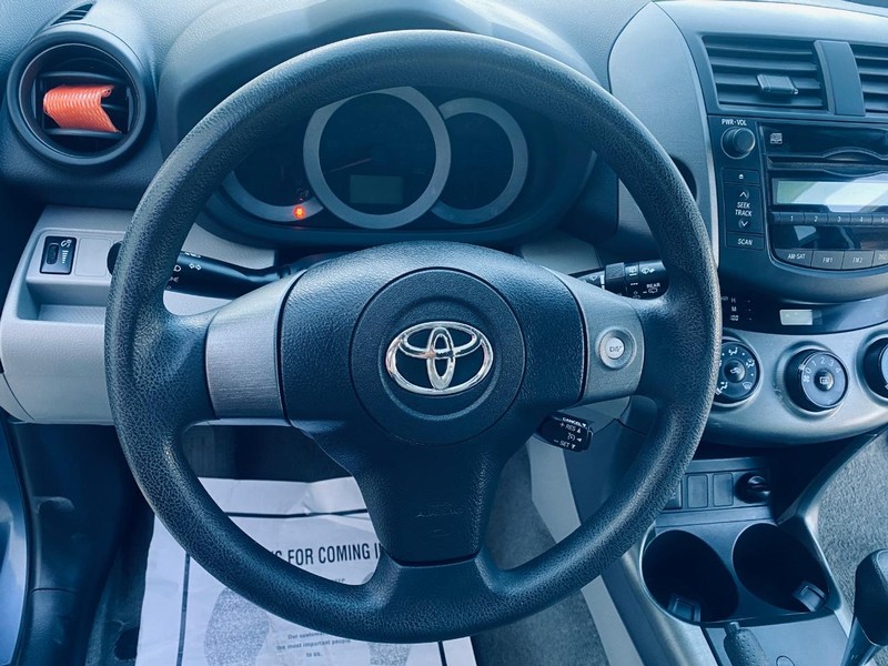 Toyota RAV4 Vehicle Full-screen Gallery Image 25