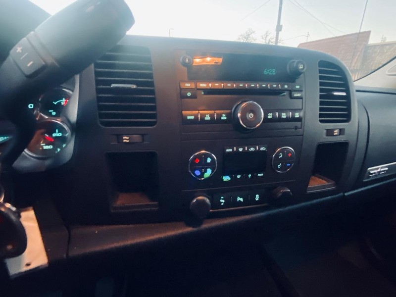 Chevrolet Silverado 1500 Vehicle Full-screen Gallery Image 25
