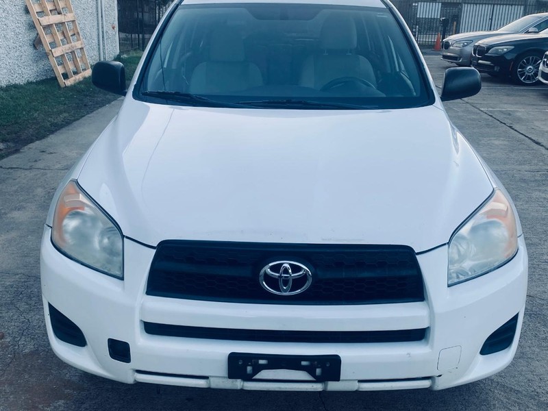 Toyota RAV4 Vehicle Full-screen Gallery Image 09