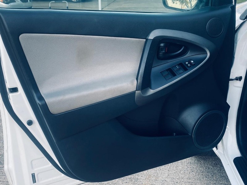 Toyota RAV4 Vehicle Full-screen Gallery Image 11