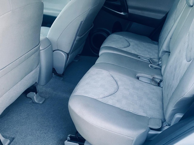 Toyota RAV4 Vehicle Full-screen Gallery Image 12