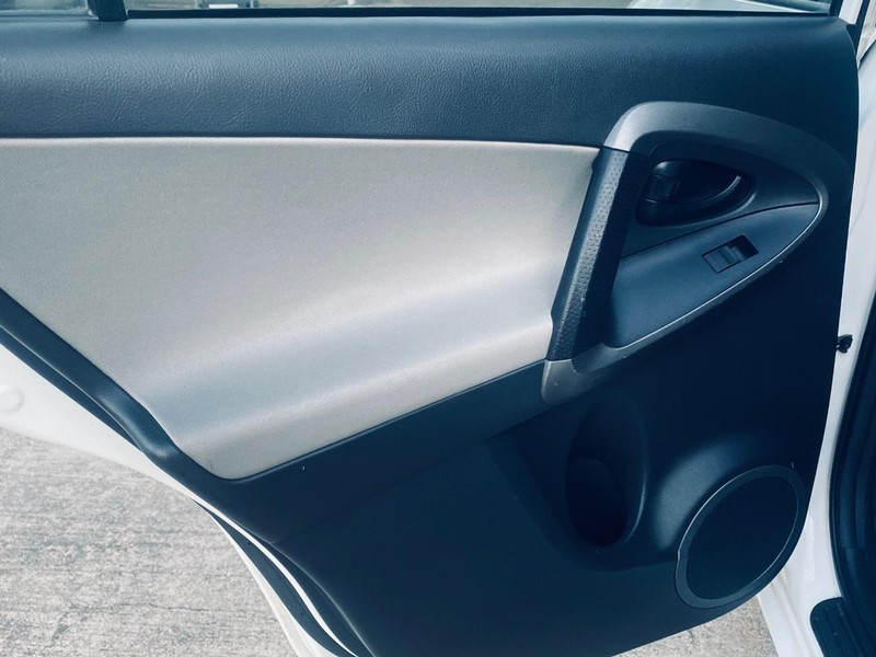 Toyota RAV4 Vehicle Full-screen Gallery Image 13