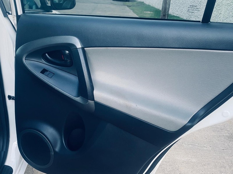 Toyota RAV4 Vehicle Full-screen Gallery Image 16