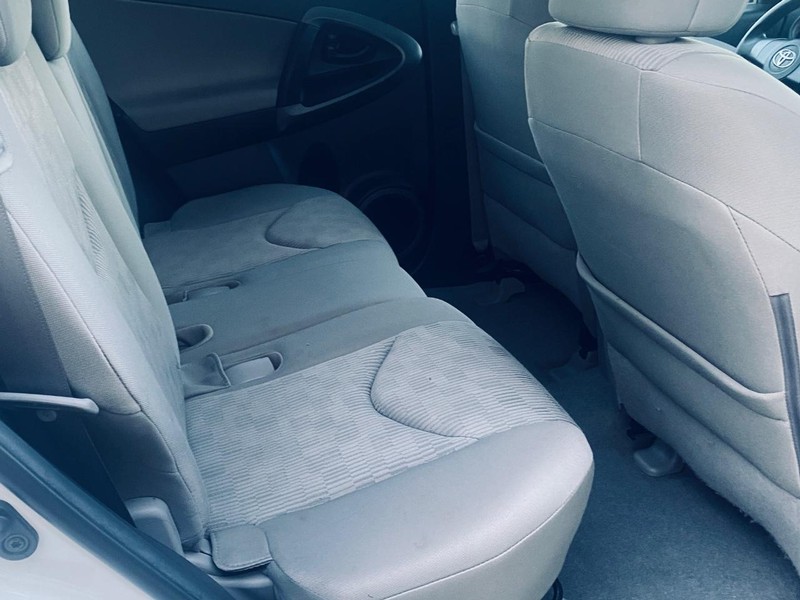 Toyota RAV4 Vehicle Full-screen Gallery Image 17