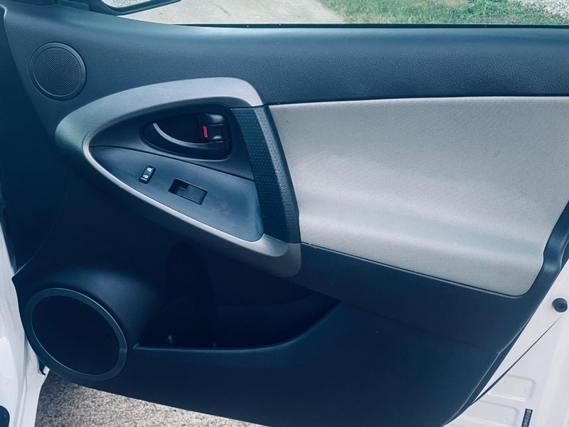 Toyota RAV4 Vehicle Full-screen Gallery Image 18