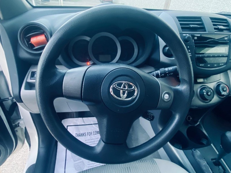 Toyota RAV4 Vehicle Full-screen Gallery Image 19