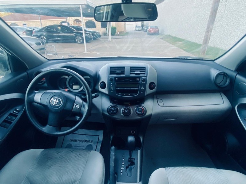 Toyota RAV4 Vehicle Full-screen Gallery Image 21