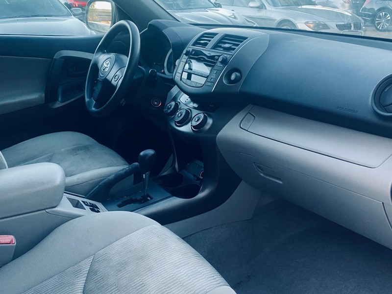 Toyota RAV4 Vehicle Full-screen Gallery Image 22