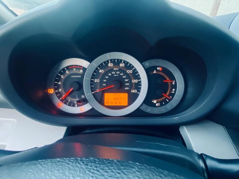 Toyota RAV4 Vehicle Full-screen Gallery Image 23