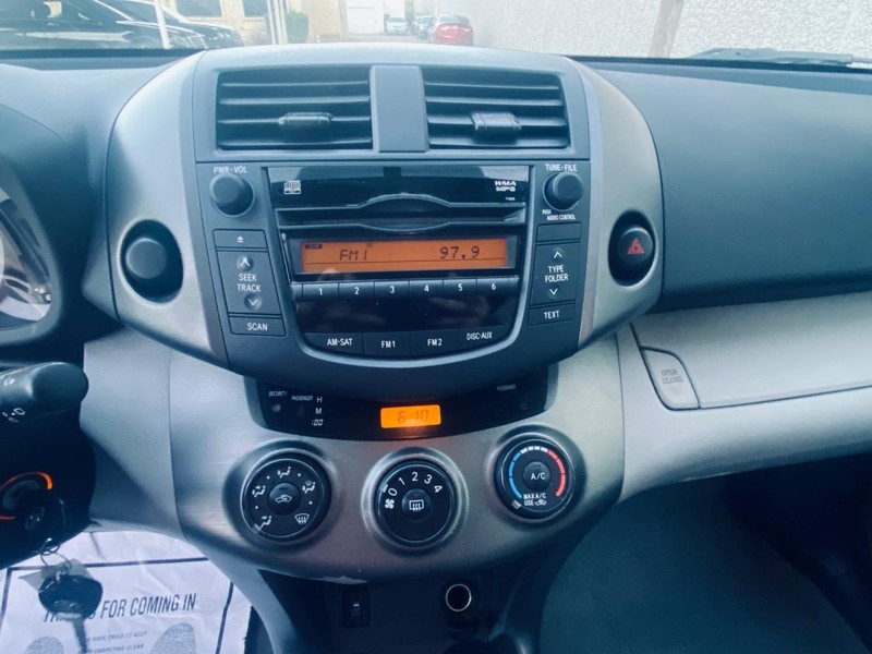Toyota RAV4 Vehicle Full-screen Gallery Image 24