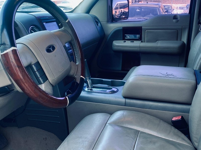 Ford F-150 Vehicle Full-screen Gallery Image 12