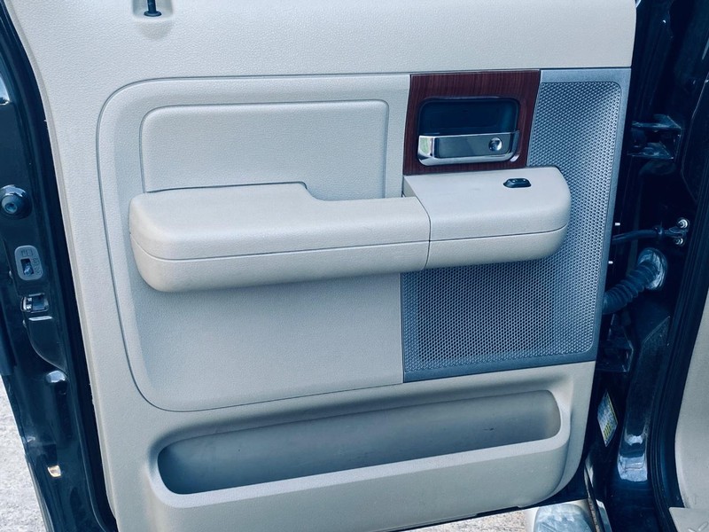 Ford F-150 Vehicle Full-screen Gallery Image 13