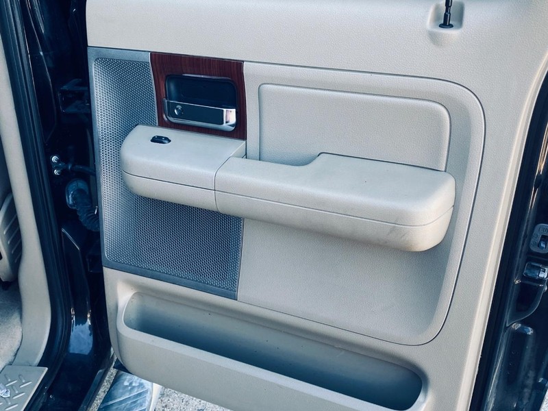 Ford F-150 Vehicle Full-screen Gallery Image 16