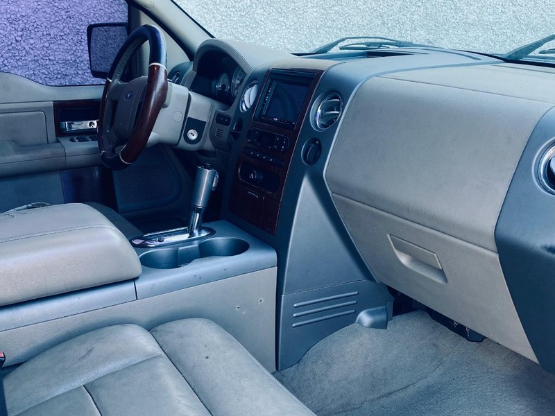 Ford F-150 Vehicle Full-screen Gallery Image 19