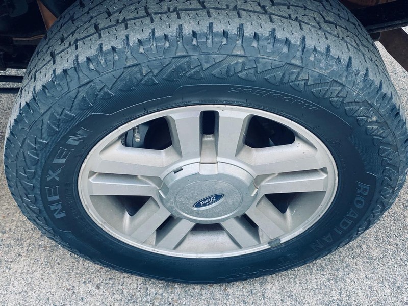 Ford F-150 Vehicle Full-screen Gallery Image 23