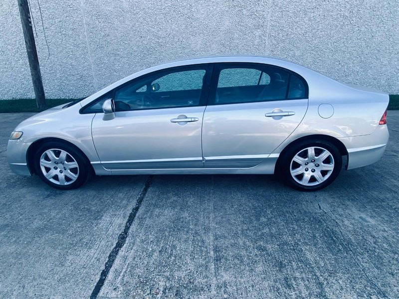 Honda Civic Sedan Vehicle Full-screen Gallery Image 02