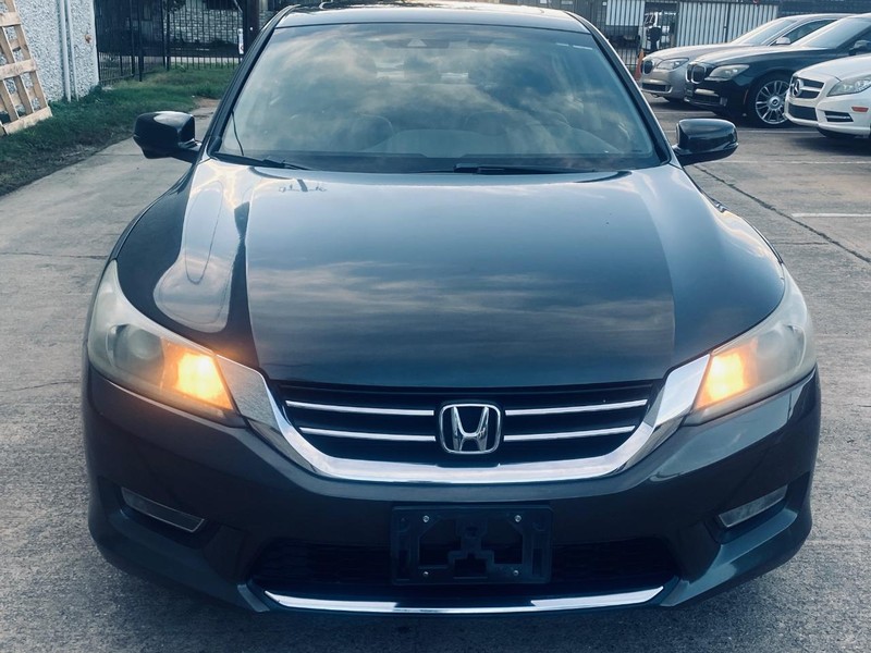 Honda Accord Sedan Vehicle Full-screen Gallery Image 11