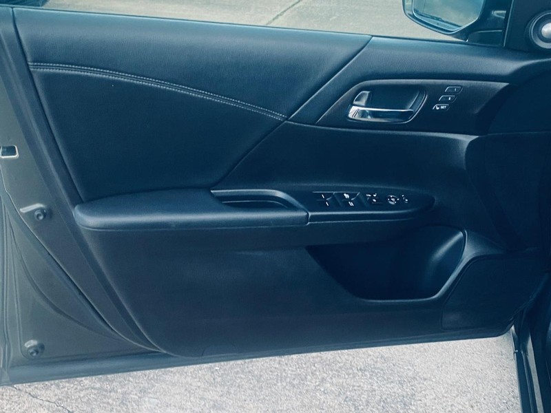 Honda Accord Sedan Vehicle Full-screen Gallery Image 12