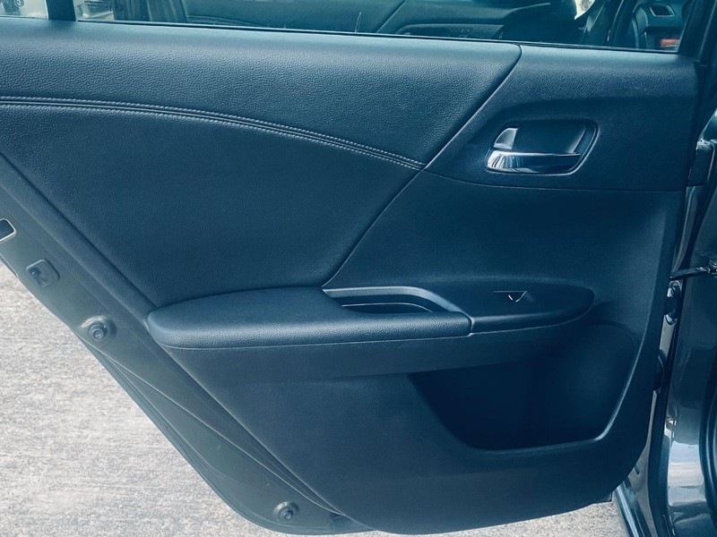 Honda Accord Sedan Vehicle Full-screen Gallery Image 14