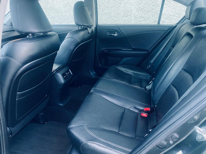 Honda Accord Sedan Vehicle Full-screen Gallery Image 16