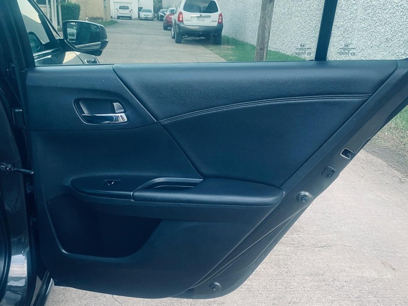 Honda Accord Sedan Vehicle Full-screen Gallery Image 17