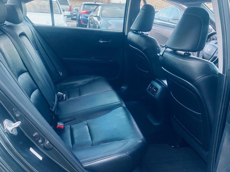 Honda Accord Sedan Vehicle Full-screen Gallery Image 18
