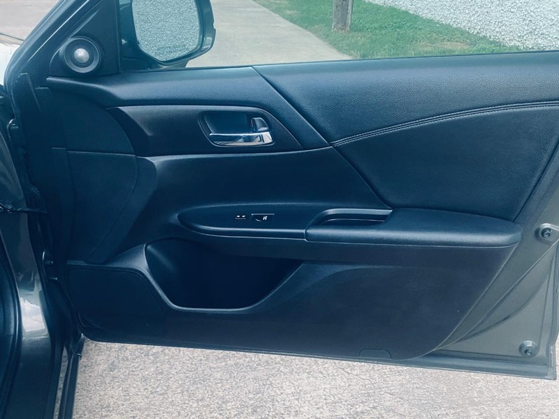 Honda Accord Sedan Vehicle Full-screen Gallery Image 19