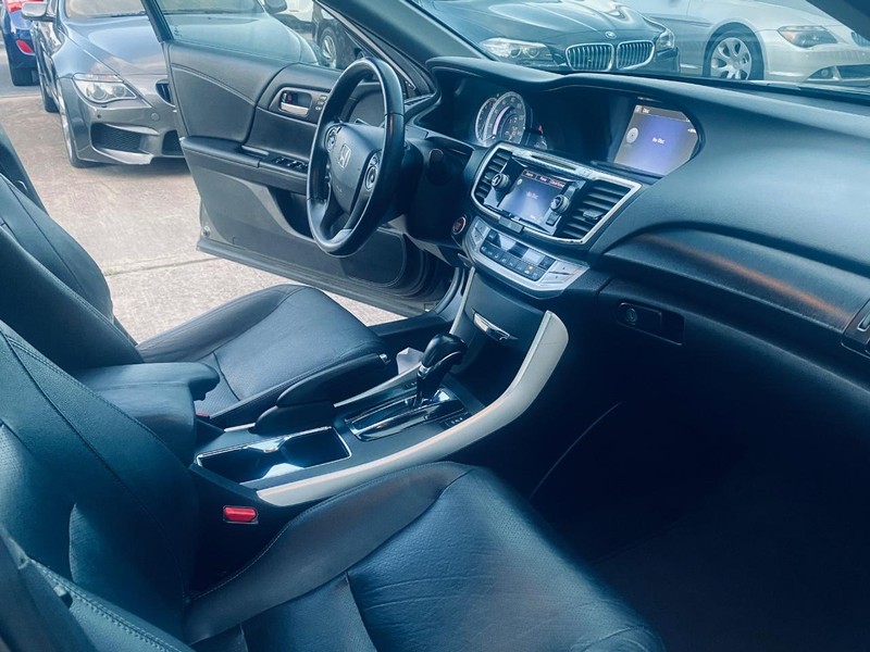 Honda Accord Sedan Vehicle Full-screen Gallery Image 21