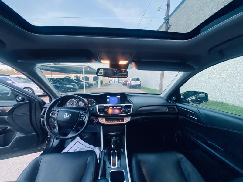 Honda Accord Sedan Vehicle Full-screen Gallery Image 23