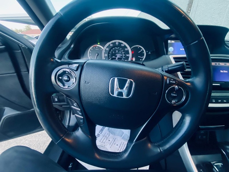 Honda Accord Sedan Vehicle Full-screen Gallery Image 24