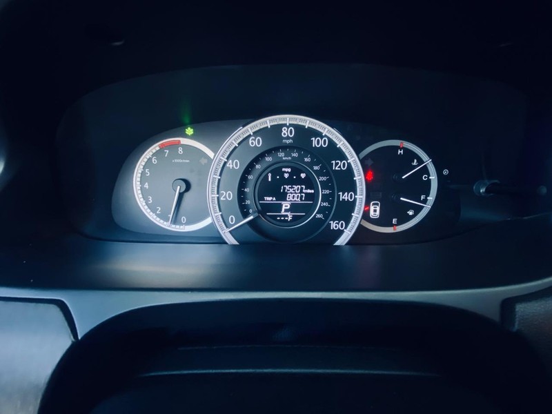 Honda Accord Sedan Vehicle Full-screen Gallery Image 25