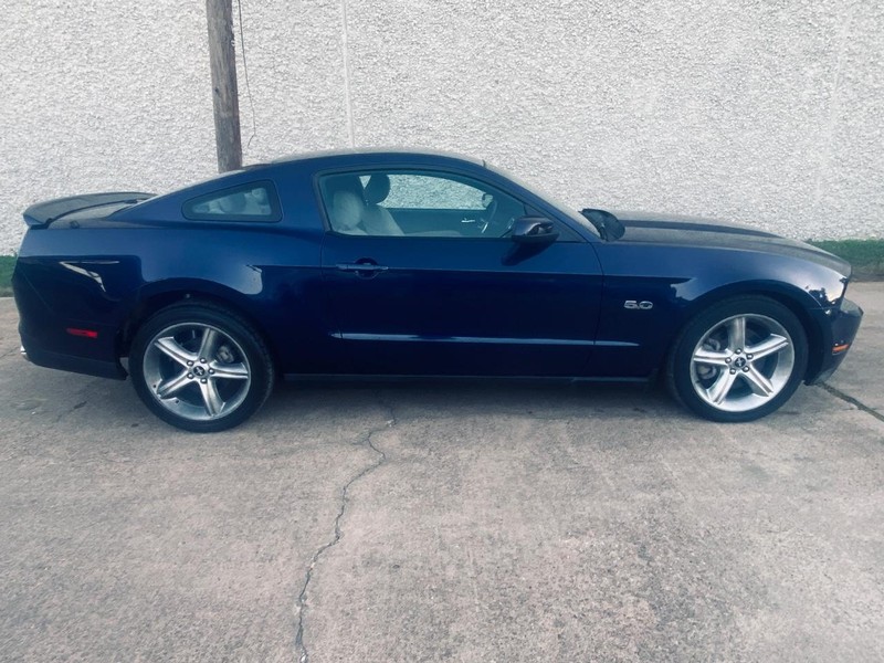 Ford Mustang Vehicle Full-screen Gallery Image 09