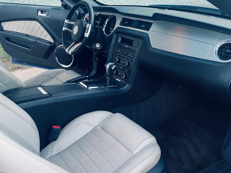 Ford Mustang Vehicle Full-screen Gallery Image 17