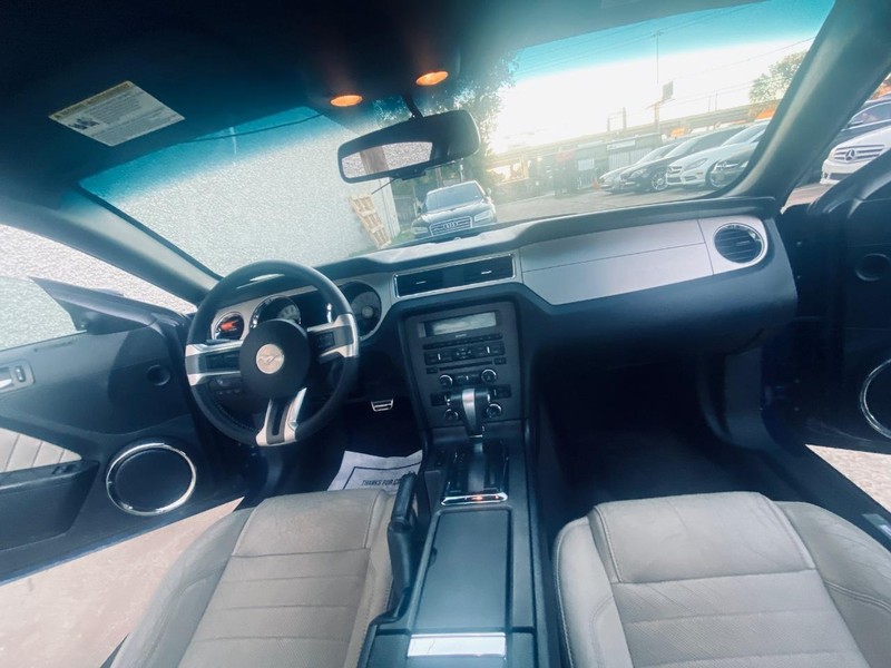 Ford Mustang Vehicle Full-screen Gallery Image 18
