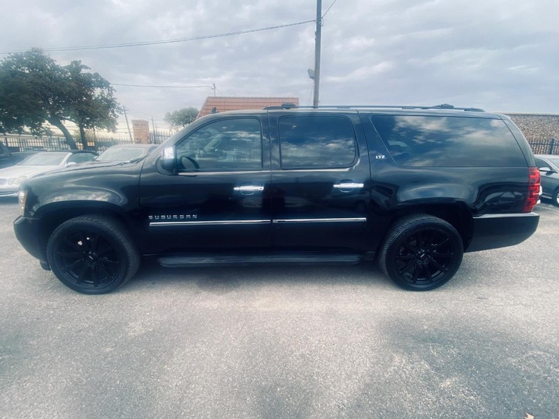 Chevrolet Suburban Vehicle Full-screen Gallery Image 02
