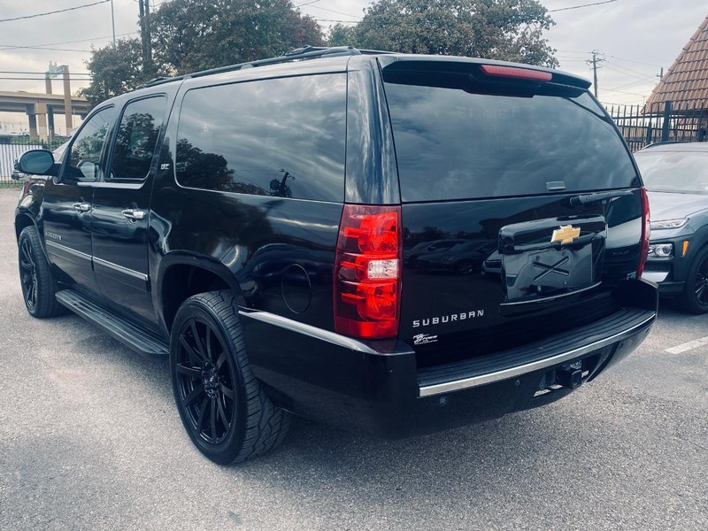 Chevrolet Suburban Vehicle Full-screen Gallery Image 03