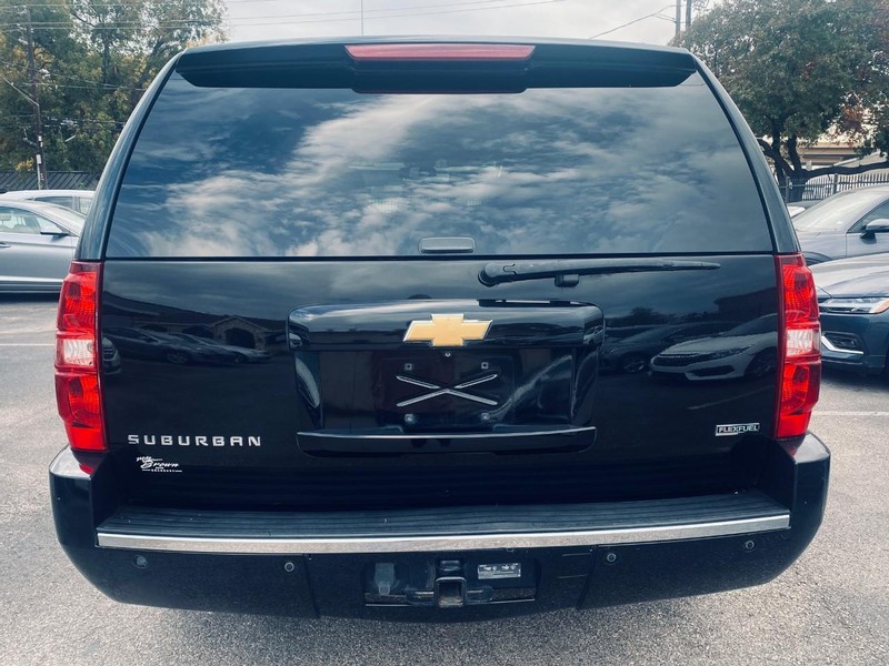 Chevrolet Suburban Vehicle Full-screen Gallery Image 04
