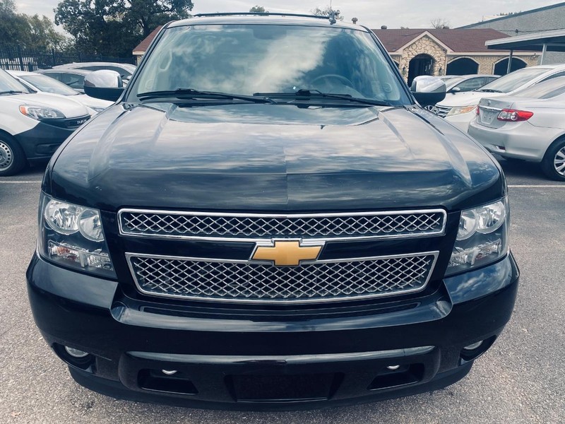 Chevrolet Suburban Vehicle Full-screen Gallery Image 09