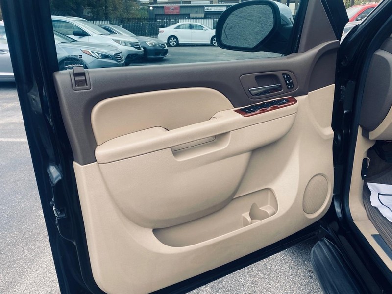 Chevrolet Suburban Vehicle Full-screen Gallery Image 11