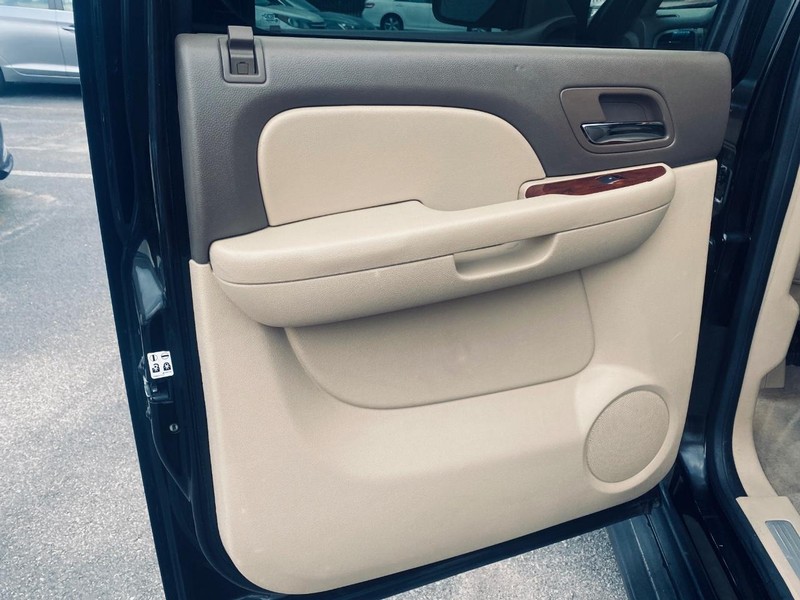 Chevrolet Suburban Vehicle Full-screen Gallery Image 13