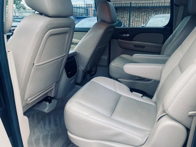 Chevrolet Suburban Vehicle Full-screen Gallery Image 14